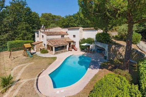 Between the villages of Plascassier and Valbonne, in a dominant position, facing south and boasting open views of the forest, a Provençal house divided into several living areas, easily convertible into a family home, keeping in mind the possibility ...