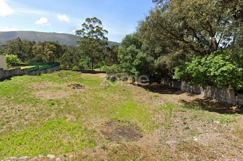 Identificação do imóvel: ZMPT565366 Land plot for construction with 1,200m2, next to a protected natural landscape, surrounded by a green and peaceful area. A subdivided urban plot ensures authorization for construction by the Municipal Council, as o...