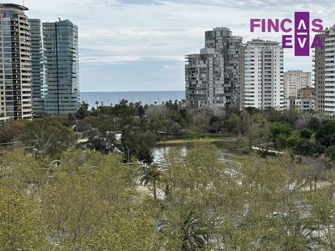 Fincas Eva presents this apartment of 80m2 built and 70m2 useful according to cadastre. High and sunny with SEA VIEWS. Next to the Diagonal Mar shopping center, it has a privileged proximity to the tram, metro and bus. The apartment is located on the...