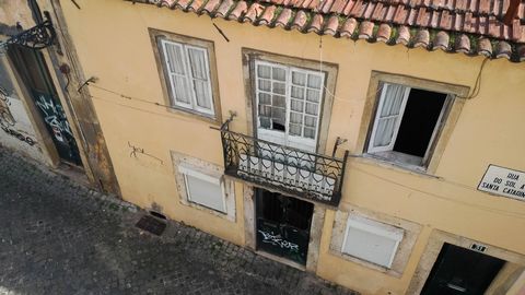 Excellent investment opportunity Building in full ownership for total works in the center of Lisbon With 43m2 of implantation area and 86m2 of total gross area. It already had one approved PIP, which ended up expiring, that allows to built more 2 flo...