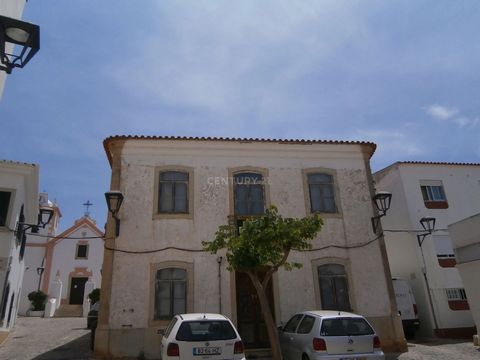 Emblematic building to be restored in the center of Guia. It has an area of 355 m2, is located next to the Parish Council, the Ideal and Ramires restaurant, barber, hairdresser, and many other services. At the moment, you already have an approved pro...