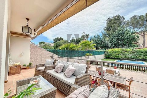 Three-sided house for sale with private pool and garage, featuring 323m2 built on a plot of 375m2, located in the Més d'en Serra urbanization in Sant Pere de Ribes. This corner house, with abundant natural light in all rooms, offers unobstructed moun...