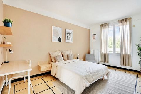 In the heart of Clamart, this 16 m² room welcomes you in its warm atmosphere. It has a comfortable double bed and practical storage shelves for organising your work. Its fully-equipped desk is designed to boost your productivity. The brown walls crea...