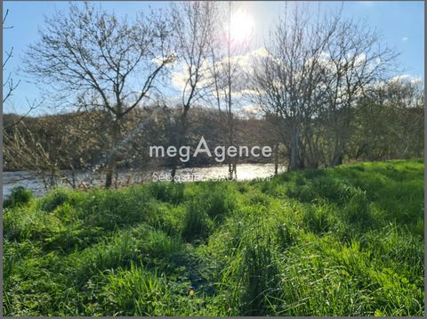 In the heart of nature on the banks of the Vienne 2 km from CHAUVIGNY, I offer you this leisure land of 813m² composed of 2 plots bordered on the edge of the Vienne (40 m of bank). Ideal for recharging your batteries and spending a pleasant weekend w...