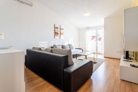 Podstrana, on the third floor of a maintained four-story building, there is a fully furnished two-room apartment with high ceilings. It consists of an entrance hall, kitchen with dining room, living room, bathroom, two bedrooms and three balconies. T...