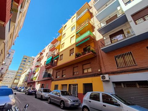 4th floor apartment without lift available now in Oliva town centre Recently reformed the property has lovely wood flooring and brand new kitchen The spacious lounge diner has a nice balcony and is very sunny There are three bedrooms bathroom and uti...