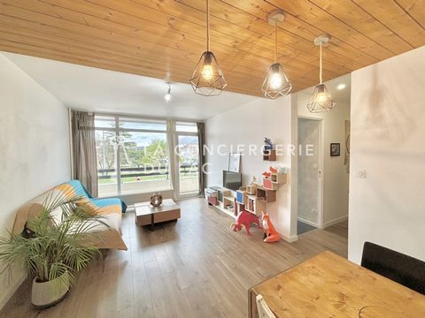 La Conciergerie du Lac offers you 'Le Central' a Type 3 apartment of 59 m2 facing the square Jean Chamey, in the heart of the city center of Meythet, on the first floor of 2 of a building from the 70s. The apartment consists of an entrance hall, a la...