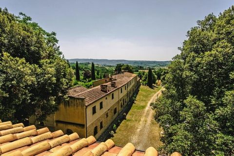 Rustig 18e-eeuws landhuis gelegen op de glooiende heuvels tussen Pisa en Florence. Deze oude boerderij wordt omgeven door een park van 5 hectare met olijfgaarden en bossen. Ideaal voor een rustige en ontspannen vakantie, zowel voor gezinnen als voor ...