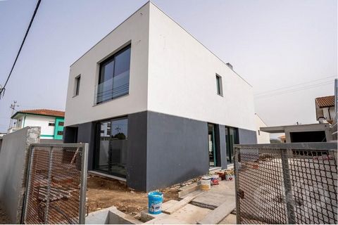 Three-front modern villa located 4 km from Granja/Aguda beach and near to A29 access. It is currently under construction and is expected to be completed by June 2024. This is a T3 type villa, comprising 2 floors: the ground floor and the first floor ...