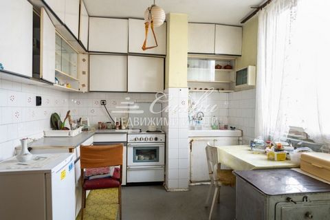 Three bedroom BRICK apartment - kv. Thrace. WONDERFUL property with a net area of 101 sq.m. and with the following distribution: L-shaped corridor with built-in wardrobe, kitchen, living room, dining room, two bedrooms, two terraces, closet, bathroom...