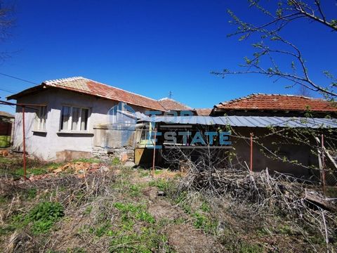 Top Estate Real Estate offers you a brick house with partial renovation in the village of Kesarevo, Veliko Tarnovo region. The living area of the property is 80 sq.m and consists of four bedrooms and a bathroom with toilet. The yard has an area of 12...