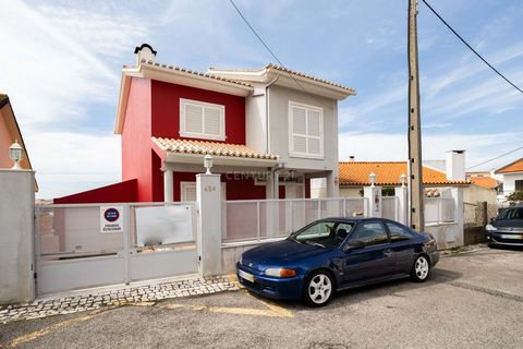 Come and see this modern, elegant villa with comfortable leisure area, of type T3, located in São Domingos de Rana. On the ground floor we will find a large, comfortable living room with a dining area, a kitchen with simple and very functional lines,...