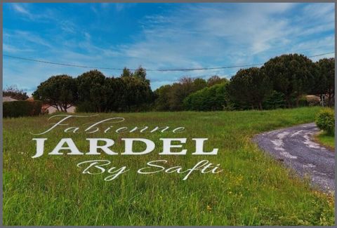 Fabienne Jardel exclusively offers you this 1,139 m² plot of land, rare on the market because without ABF constraints, already serviced and connected to collective sanitation! It is located in the small town of Chapelle Aubareil located 8 km from Mon...