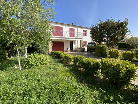 Discover this splendid property in Florensac, offering more than 140 m² of living space on a plot of 635 m². With a garage, outside parking capacity for three cars, and a workshop, this house is a DIYer's dream. The house has five bedrooms, one of wh...