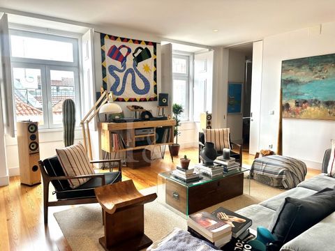 4-bedroom apartment for sale in Chiado, with an excellent location in one of the most emblematic and cosmopolitan neighbourhoods in the heart of Lisbon. Set in a building completely renovated in 2016, with a lift, the apartment is very well distribut...