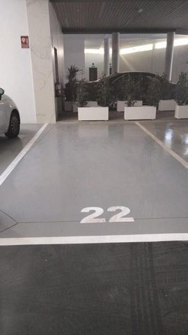 Este plaza de parking se encuentra en Paseo del Pan Triste, 29620, Torremolinos, Málaga, en la zona del Playamar, en la planta baja. Es un plaza de parking que tiene 12.50 m2 en un edificio de Lujo denomina Residencial Privilege