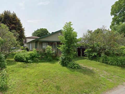 Exceptional investment opportunity located in a sought-after area of Laval! Superb 10,000 ft2 lot located on a street corner; a prime location to build. Possibility of subdividing the land (verifications to be made with the City by the buyer). Lots o...