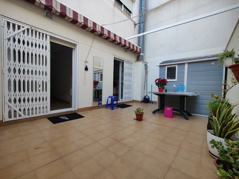 SPECTACULAR FINCA 2010! VERY NEAT FLOOR, LIKE NEW. Elevator with access to the PARKING SPACE. 3 bedrooms, 2 bathrooms, spacious living room, kitchen with gallery and 22m2 PATIO. We present this fantastic apartment of recent construction, year 2010, W...