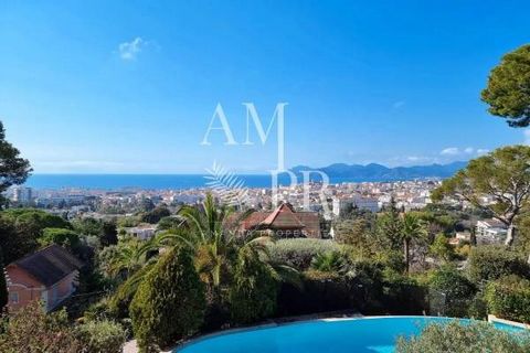 AMANDA PROPERTIES offers you this exclusive 280m² villa in a quiet area with a panoramic sea view over the dazzling bay of Cannes surrounded by a 2000m² garden. This villa consists of a living room 80m², equipped kitchen, 6 bedrooms ensuite, winter l...
