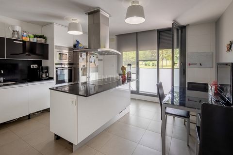 Modern, truly luxury home in the North of Madrid, in the Peñagrande area, where you will live in a residential area, in an environment of peace and tranquility, with unobstructed views of green areas. Come see this fantastic semi-detached house, on t...