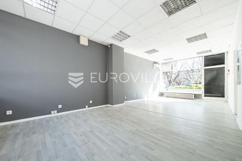 Zagreb, Kruge, commercial space / street bar 65 m2 is located on the ground floor of a residential and commercial building. It consists of 3 spacious offices and a bathroom. The possibility of adapting the space of potential tenants. Ideal for variou...