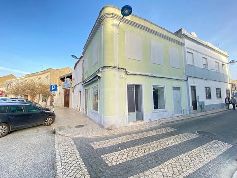 Opportunity to acquire two buildings to be remodeled in the center of Montijo (each has a value of 200,000 euros) Great investment for own home or to monetize. The buildings can be for complete or mixed housing, and can make use of for shops downstai...