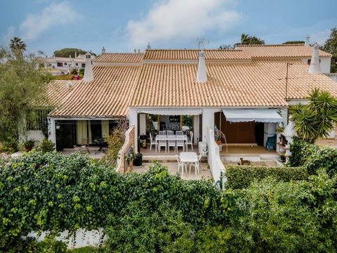 T0+2 Villa, located in Urb. Quinta do Poço, just 5 minutes from the center of Olhos de Água and amenities such as Restaurants, Pharmacy, Supermarkets, Banks, Health Center and beaches. Built in 1993, but rehabilitated in 2019 with recent finishes, th...