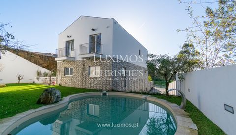 Four-fronted , four-bedroom concrete villa with swimming pool for sale in Póvoa de Varzim. The living room and dining room are situated on the first floor and feature expansive proportions . These areas are accentuated by natural stone walls and susp...