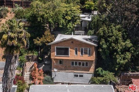 Unique and charming duplex located in the heart of Laurel Canyon. The lower unit is townhouse style, has two bedrooms, and two bathrooms, a large main bedroom with walk-in closet, remodeled bathroom, outdoor breakfast area at the lower level, and a p...