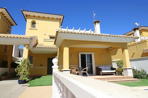 Freistehende Villa mit 4 Schlafzimmern in La Zenia. Freistehende Villa mit 4 Schlafzimmern und 2 Bädern, mit Pool und privatem Garten. Es verfügt über eine halboffene Küche, ein Wohnzimmer mit Kamin. Genießen Sie eine überdachte Terrasse im Erdgescho...