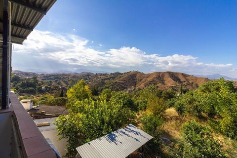 Rustic finca in Coin, very close to the centre of this municipality (5 minutes by car). The finca has an area of 5212 m2, it is sold with another nearby finca of 2456 m2, planted with avocado trees. It has a cistern for irrigation which is supplied b...