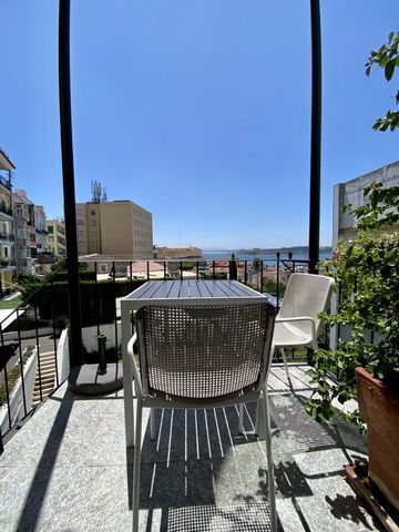 Beautiful and cosy 60 m2 flat, located on the penultimate floor of a small building with only 4 flats, conveniently located in the quiet and safe neighbourhood of Lapa/Estrela. The flat has plenty of natural light and everything you need for a very c...