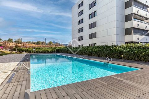New build apartment located in a 2019 building in the Más Lluí area, Sant Just Desvern. The apartment is located near the entrance to Barcelona, the access to the highway and the airport. Several international schools and local businesses are located...