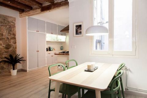 This newly renovated apartment, located on the 4th floor, is the perfect house for those who want to live in the centre of Barcelona and don’t mind not having a lift. The living room will surprise you with its authentic stone wall, a legacy of mediev...