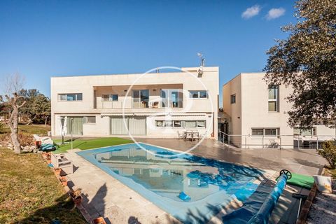 Maison à rénover de 695 m2 avec vues dans la région de Ciudalcampo, San Sebastián de los Reyes.La propriété dispose de 9 chambres, 8 salles de bain, piscine, cheminée, place de parking, armoires intégrées, buanderie, jardin, chauffage et salle de sto...