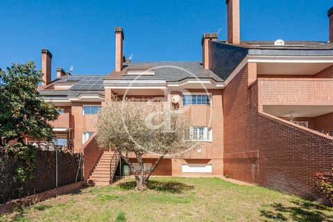 SEMI-DETACHED HOUSE WITH TERRACE AND GARDEN WITH POOL IN MAJADAHONDA. Aproperties presents great townhouse of 421 m², according to cadastre, within the urbanization El Pinar del Plantío, very close to the shopping area and restaurants and with an env...