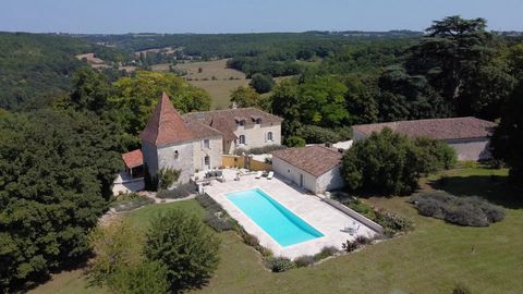 Fantastique opportunité d’acquérir une belle propriété dans la région du Tarn-et-Garonne. Derrière l’entrée, le magnifique parc aux arbres bicentenaires dévoile ce havre de paix. Autour de la piscine de 15 x 5 mètres avec ses terrasses de 313 m2, vou...
