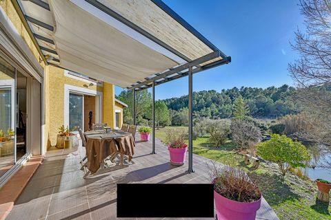 This astonishing architectural creation is located in a splendid natural environment in a small village located 15 minutes north of Sommieres. The house covers more than 230 m2 in the heart of a flat, wooded garden of 2600 m2 offering a 180 degree vi...