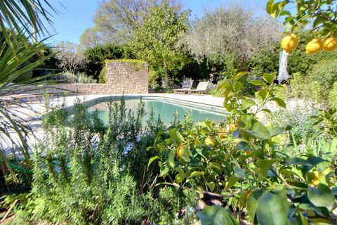Single storey villa is walking distance of the village of Rouret, shops and schools, a highly regarded address.In absolute calm and not overlooked, this villa is renovated with high-end finishes consisting of an entrance, living room with fireplace, ...