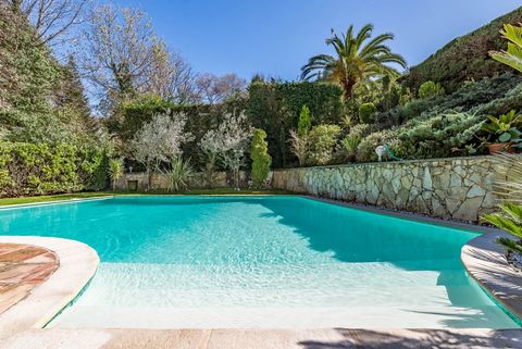 Pretty Provencal bastide of 195 m2 within a closed and secured domain located a stone's throw from the picturesque village of Mougins and close to amenities. Situated on a plot of 2,016 m2, not overlooked, this delightful residence from the 70's offe...