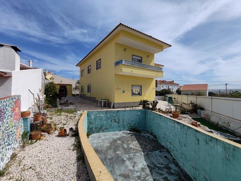 Detached 4 bedroom villa, set in a plot of 500m2, located 15 minutes walk from the beach of Foz do Lizandro. Although in a land registry it is a single-family house, it is currently configured as a two-family house, with independent entrances, but wi...