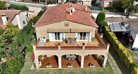 Charming detached house for sale in one of the best areas of Santa Cristina d'Aro. This two-storey property has a spacious living room with access to a large terrace, separate kitchen, en-suite bedroom and two double bedrooms. On the ground floor, yo...