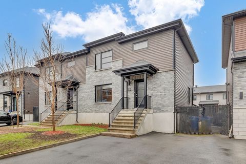 SUPERB AND MODERN SEMI-DETACHED ! 3 bedroom house in a sought-after family neighborhood in the heart of the Plateau de la Capitale. Very bright and spacious. The quality of construction and materials ensure the comfort of the home. A few steps away f...