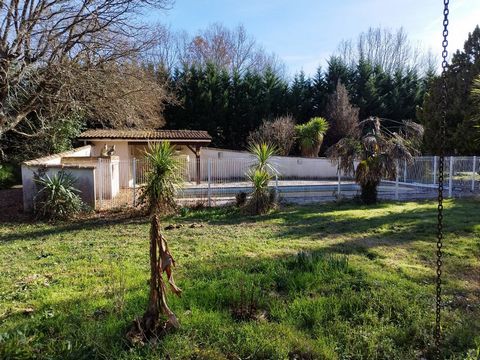 Quiet, in the countryside, not overlooked, this spacious house from 1990 offers you a living space of 295m². Located 15km from Montauban, 3km from La Ville Dieu du Temple where you find all the shops and schools, it is perfect for a family with its 5...