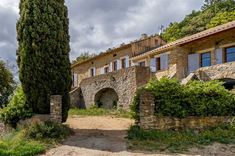 This authentic farmhouse of around 300 m2 nestles into the hillside and offers a breathtaking 180o view. Located less than 1/2 hour from Uzès and 30 minutes from Avignon, it is ideally positioned for discovering all the beauty of Provence. A complete...