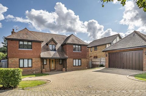 An impeccably maintained, extended and refurbished executive style 5-bedroom family home finished to a particularly high standard located on this semi-rural private development within a short drive to Cuffley, Crews Hill and Potters Bar. Entering, th...