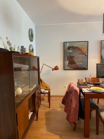 Enjoy your time in Matosinhos near the beach and with everything you need around you to relax and leave your worries aside, in this serene and spacious apartment. This privileged area of Matosinhos has everything you need within a radius of 100 meter...