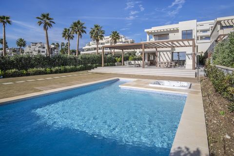 *** Spectacular Luxury Detached Villa on The New Golden Mile, Estepona *** Corner: Maximum Privacy *** 5 Bedrooms and 4 Bathrooms *** Spacious Terraces *** Private Garden with Jacuzzi and Swimming Pool *** Basement with Windows and Bathroom *** Beach...