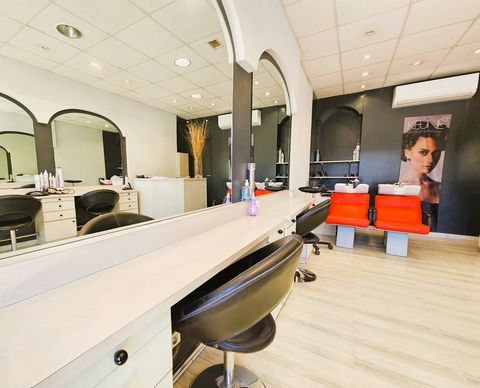Avec une surface de 30m2, entièrement équipée et prête à être exploitée, ce salon de coiffure offre un environnement accueillant et professionnel pour les clients et le personnel. Caractéristiques Principales: Surface : 30m2 État : Entièrement équipé...