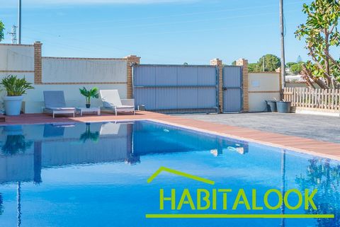 URBAN villa of 130 m2 on a plot of 674m2. just 900 meters from the beach of La Barrosa in Coto La Campa.~House with four bedrooms, two bathrooms, one of them in the master bedroom, two bedrooms with fitted wardrobes, living room with fireplace, kitch...